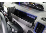 スッキリしまうことのできる運転席アッパーボックスがあります!