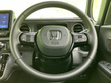 ステアリングに各種操作用のスイッチがまとまり、運転姿勢を保ちながら手元で扱いやすい配置です。表示を見ながら直感的に操作しやすく、移動中の利便性を高めてくれます。