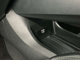 【HDMI接続端子】スマホやメディア端末をつなぐことで、車内のディスプレイで高画質な動画・音楽・ゲームを直接楽しめます。車内が自分専用のプライベートシアターやエンタメ空間に早変わりします。