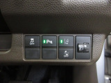 パーキングセンサーや横滑りを防ぐVSA等のスイッチ類は運転席の右側、手の届きやすい位置にあります。