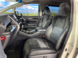 運転席シート廻りは使用感も少なく、良好な状態となっています。前オーナー様が丁寧に使っていたことがよくわかりますね。