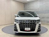 お車購入のポイントとなるフロントマスクです。上質で迫力あるデザインですね☆☆