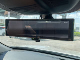 【インテリジェントルームミラー】です。車両後方のカメラ映像がミラー(液晶画面)に写るので、後席の人や荷物が写りこみません。夜間や悪天候でも視界が良好です♪