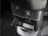 ◆センターロアボックス◆インパネ中央の下部には、ごみ箱としても使用する事ができるセンターロアボックスを装備しております。