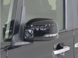 ◆ドアミラーウインカー◆ドアミラーにウインカーを装備しています。対向車に自身の進行方向を合図し安全に運転できます。