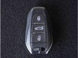 【スマートキー】鍵を持ってお車のプッシュスタートボタンを押すだけでエンジンが始動します。ドアの施錠もボタンを押すだけです。