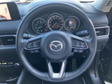 手元に各種スイッチを備え、運転姿勢を保ちながら必要な機能へアクセスしやすい仕様です。メーターも正面に収まる配置で、運転に必要な情報を確認しやすくなっています。