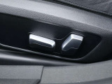 身体をしっかり支えながら長時間のドライブでも快適に過ごせるBMWのシート。素材の質感やステッチ細部まで丁寧に仕上げられたデザインが室内に上質な雰囲気を齎します。乗る度に心地良さを感じられるシートです。