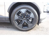235/50 R 19インチのタイヤとアルミホイールです。マットグラファイトのエアロダイナミックリムとわずかなコントラストを生むマットブラックのインサートが車両の力強い外観を引き立てます。
