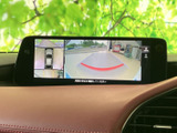後方の映像に加えて周囲を見渡す表示もあり、駐車時の状況確認をサポートします。画面内の目安表示も参考にしながら、周囲を直接確認して落ち着いて駐車できます。
