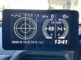 中央の画面には車両情報が表示され、数値や図をひと目で確認しやすい構成です。走行中も必要な表示を把握しやすく、日常の運転をサポートしてくれます。