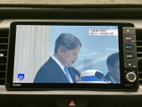 ニュース番組などを映し出す画面を備え、停車中の待ち時間には車内でテレビや映像を視聴できます。お出かけ先でのひと休みにも便利です。