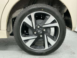 【純正アルミホイール】車体に最適化された設計による優れた耐久性と走行性能、そしてデザイン性。特に、足回りの軽量化は加速性能・燃費・乗り心地の向上に繋がり、ブレーキ性能も高めます。