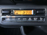 オートエアコンですので車内の温度管理も簡単に行えて快適です^^