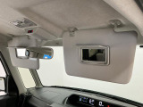 【サンバイザー】車内で身だしなみを整えるためのバニティミラーがセット。お化粧直しや髪型のチェックに活用できます。