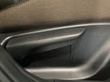 運転席にはドライバーの体型や好みに応じて前後方向だけでなく、高さの調整ができるシートリフターを装備!