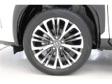 タイヤサイズ(215/50R18)です。