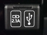 充電用USB端子付き。スマートフォンなどの充電に便利です。