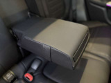 メルセデスのシートは少し硬めになっております。長時間の運転の際、適度な反発があることでお尻や腰の負担を減らす効果が御座います。
