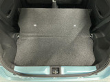 【ラゲージフロア】お客様に気持ち良く乗っていただけるよう、工具を使わず取り外せる部品は全て取り外し清掃しております。シート可動の場合は、シートを動かし裏側まで清掃を行っております。