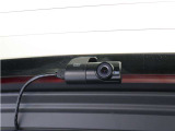 スーパーナイトビジョン2.0をリアカメラにも搭載。夜間走行や暗い駐車場などの低照度環境でも鮮明な映像で録画することができます。スマートフォンとPCで映像を確認できます。安心の純正品です。