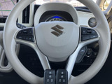握りやすいステアリングは、快適なドライビングをサポート。操作性にも優れ、運転の楽しさを高めます。手に馴染む形状です。