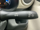 【オートライト】車のセンサーが周囲の明るさを感知し、自動でヘッドライトを点灯・消灯する機能です。この機能は夕暮れ時の交通事故が多い時間帯の安全性を高めてくれます。