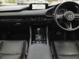 現在のMAZDA車はインパネ配置が視線の動きが少なくなるように設計レイアウトされています☆ひとつひとつの部品からMAZDAの安全に対するこだわりを感じる事が出来ます☆