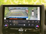 車両後方の映像に加えて上から見た周囲の表示も確認でき、駐車時の位置把握を助けます。画面内のガイド表示を目安にしながら周囲を確認できるので、狭い場所での駐車や切り返しにも役立つ装備です。