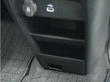 ◆センターロアボックス◆インパネ中央の下部には、ごみ箱としても使用する事ができるセンターロアボックスを装備しております。