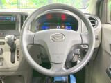 インテリアに合わせたデザインのステアリングは、運転される方のことも考え、運転しやすい形状、大きさです。是非一度、実際に触ってお確かめください。