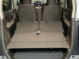 後席は分割可倒式で、用途に合わせてアレンジ可能。荷物の量や乗車人数に応じて柔軟に使える便利なシートです。