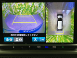 車両周辺の状況を複数の視点から画面で確認でき、駐車や狭い場所での取り回しをサポートします。ガイド線も表示されるため、周囲に気を配りながら操作したい場面に便利です。