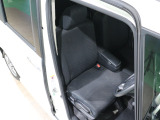 程よい硬さとホールド性が高いシートで長時間運転も快適です。