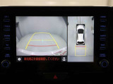 パノラミックビューモニターを装備。駐車場や交差点でクルマを真上から見るように周囲を確認できます。機能の詳細は販売店スタッフまでおたずねください。