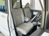 【運転席・助手席】内装ルームクリーニング済みです。しっかり綺麗にしていますので、是非、お確かめください。車に自信があるからこそ、是非一度ご来店頂き内外装も見てもらえると幸いです。