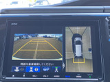 後方確認をサポートするモニター画面。駐車時や狭い道での運転も安心です。安全運転をサポートする頼もしい装備です。