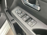 便利な電動格納ドアミラーを装備しております。