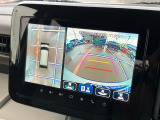 【全方位型モニター】クルマを上空から見下ろしているかのように、直感的に周囲の状況を把握できる全方位型モニター。狭い場所での駐車でも周囲が映像で確認できます。