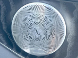 ●Burmesterサラウンドシステム:ハイエンドオーディオ専門メーカーが手掛ける車専用のプレミアムスピーカーを装備。多数のスピーカーから、音の粒立ちまで分かる高品質な音楽をお楽しみいただけます。