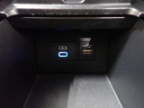 充電用USB端子付き。スマートフォンなどの充電に便利です。