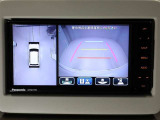 パノラミックビューモニターを装備。駐車場や交差点でクルマを真上から見るように周囲を確認できます。機能の詳細は販売店スタッフまでおたずねください。