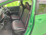 前席は格子柄のシートに赤い縁取りを添えた、統一感のある室内です。運転席から助手席まで見渡しやすく、ドアを開けた際に足元や座席の位置も確認しやすい配置です。