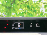 速度やシフト位置、ドアの開閉状況などが表示され、運転に必要な情報を確認しやすい配置です。表示が集約されており、走行前の確認にも役立ちます。