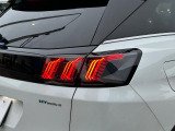 ライオンのかぎ爪から着想を得た立体的なデザインのLEDコンビオネーションランプ!