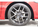 純正のアルミホイールが足元を飾ります!タイヤサイズは235/40R18となります。