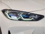 【LEDヘッドライト】先進のLEDテクノロジーを採用。放射される白色光の周波特性は太陽光に近く、バイキセノン・ヘッドライトを上回るコントラストで更に明るく輝きます!