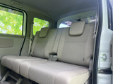 後席には横並びの座席とヘッドレストが備わり、複数人での乗車に対応します。大きな側面窓から外の景色を楽しめるため、同乗する方にも開放感を感じていただけます。