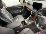 運転席と助手席の間のセンターコンソールにカップホルダー2つあります(^^♪