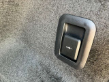 ラゲッジルーム内に便利な12V電源ソケットやフックが装備されています。
